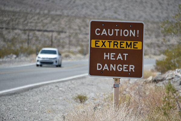Дорожный знак, предупреждающий автомобилистов об опасности экстремально высокой температуры в Долине Смерти в Калифорнии