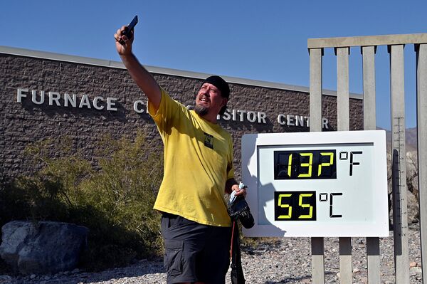 Турист делает селфи с термометром в Долине Смерти