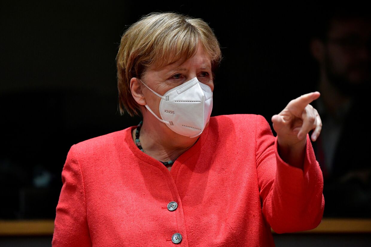 Ангела Меркель в маске на международной встрече
