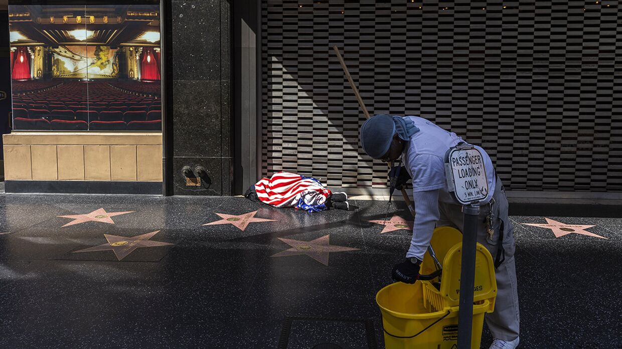 Бездомные на Голливудском бульваре в Лос-Анджелесе