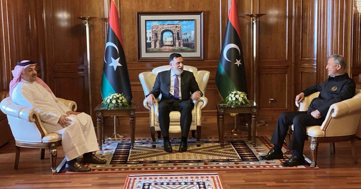 Премьер-министр Ливии Файез Аль-Саррадж, министр обороны Турции Хулуси Акаром и министр обороны Катара Халид бен Мухаммед Аттый