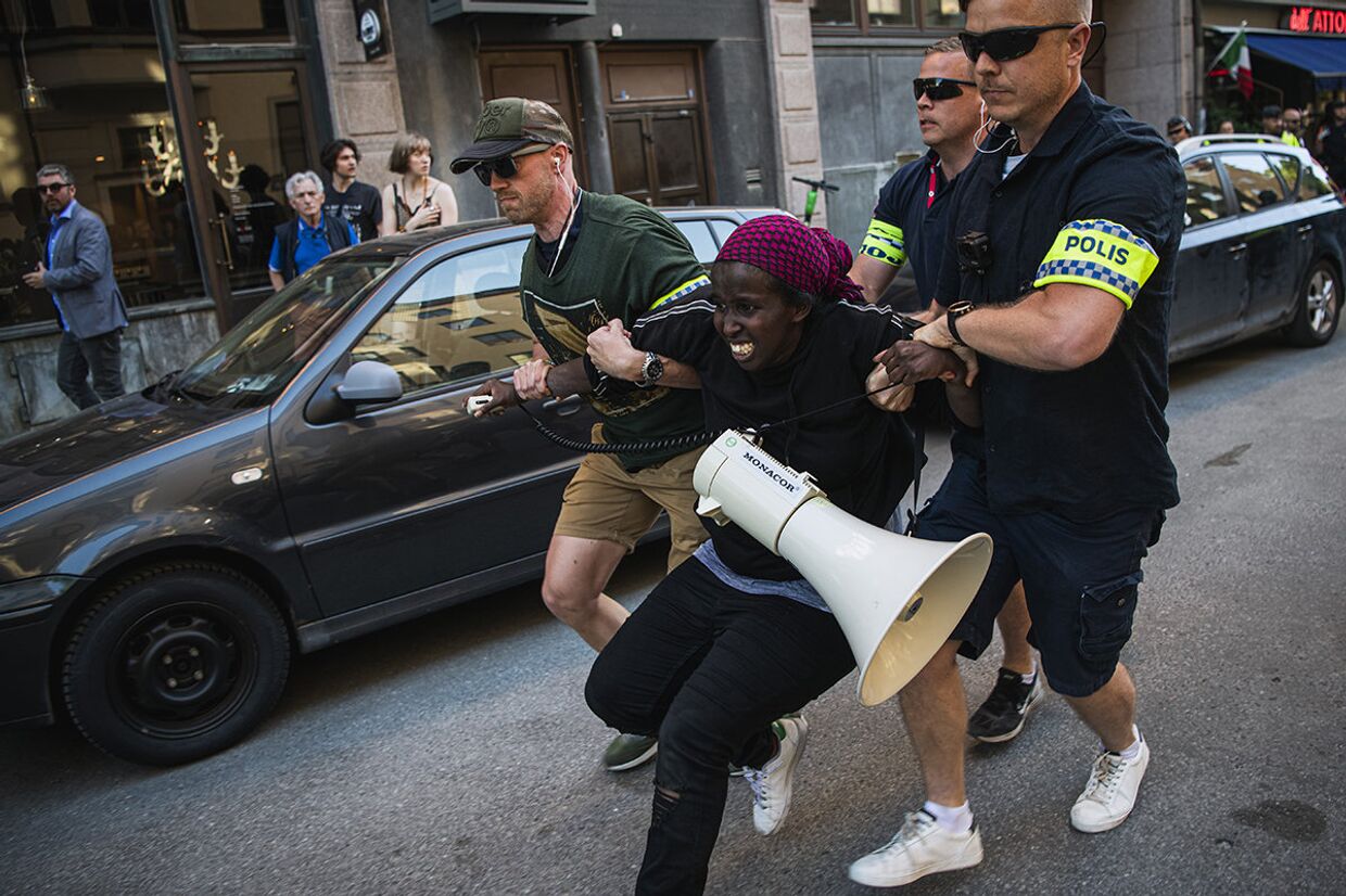 Полиция во время задержания участника акции протеста в Стокгольме, Швеция