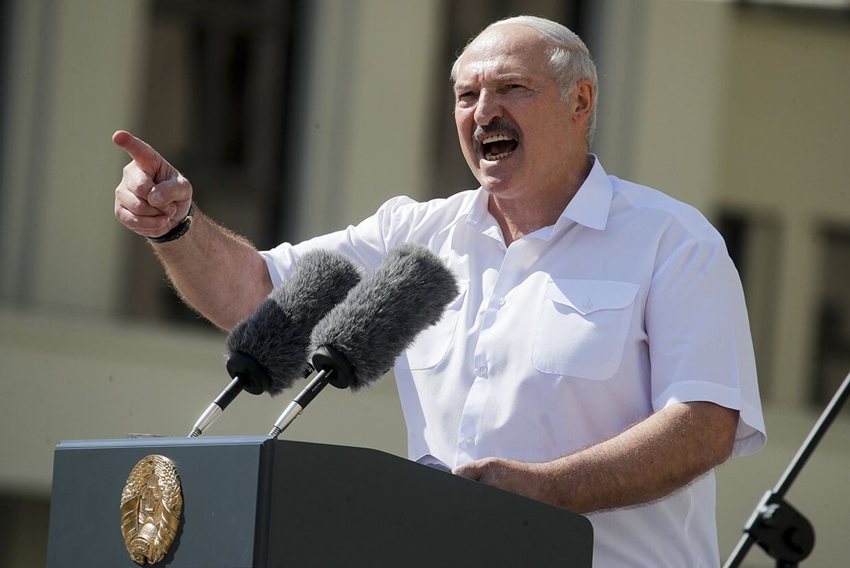 Президент Белоруссии Александр Лукашенко выступает на митинге в Минске