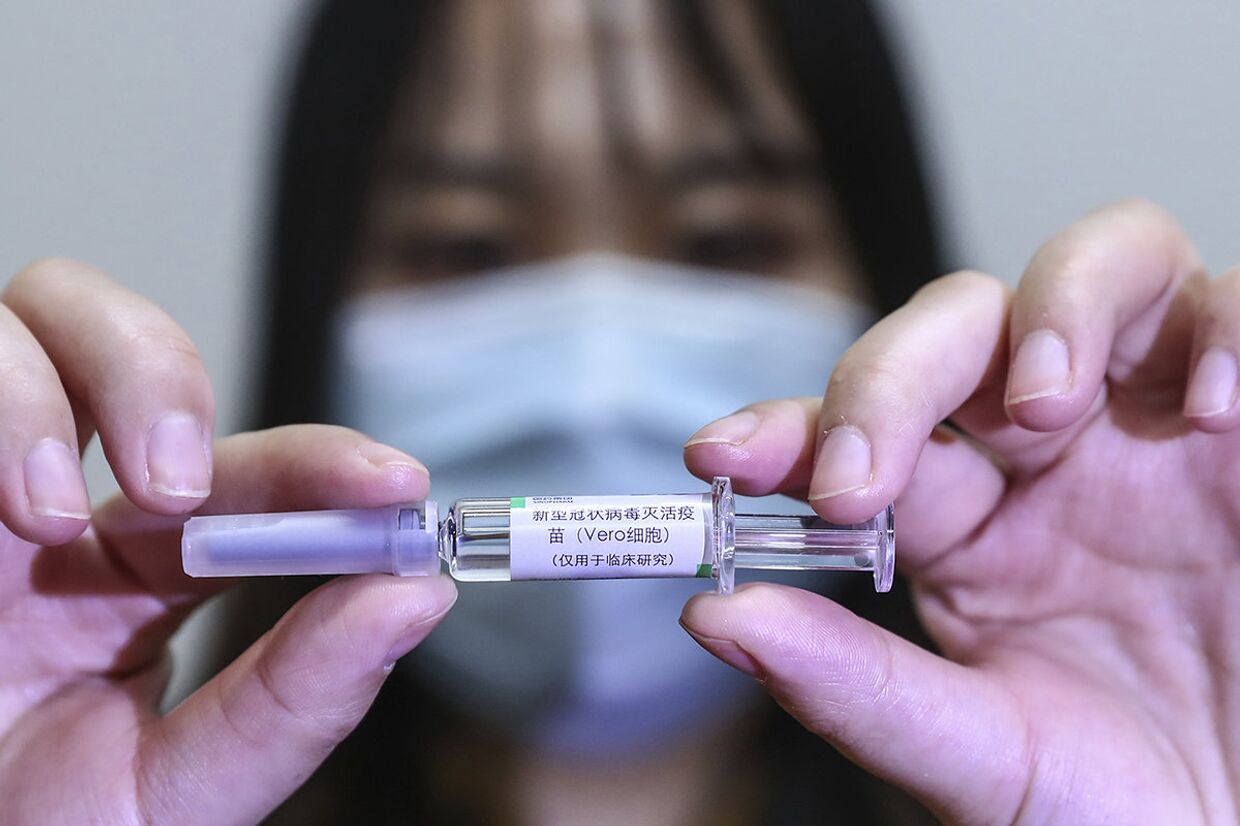 Образец потенциальной вакцины от коронавируса на заводе SinoPharm в Пекине