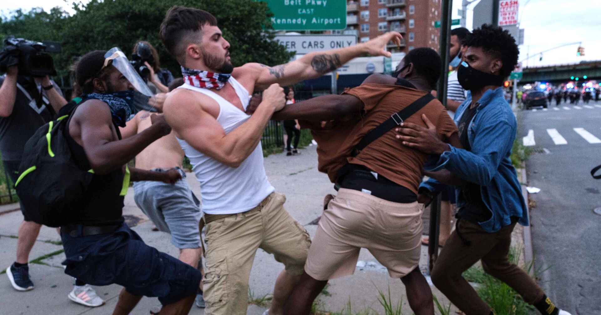 Столкновения между сторонниками и противниками акции BLM в Нью-Йорке - ИноСМИ, 1920, 17.05.2021