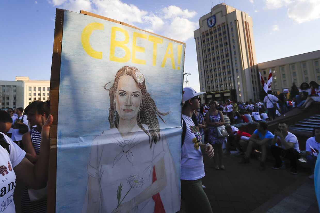 Портрет Светланы Цихановской во время митинга