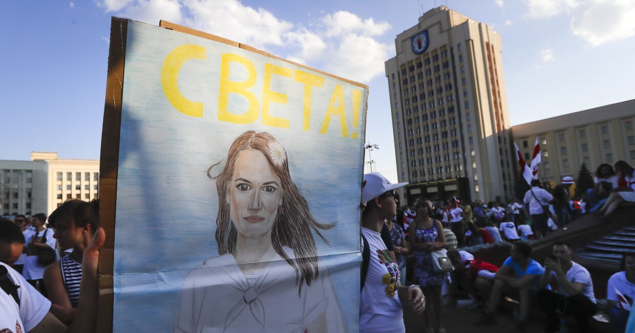 Портрет Светланы Цихановской во время митинга