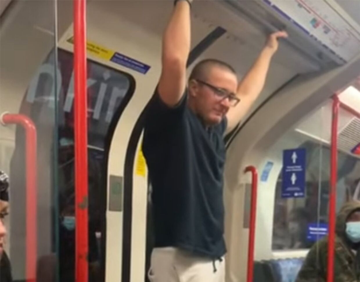 Расиста вырубили в лондонском метро