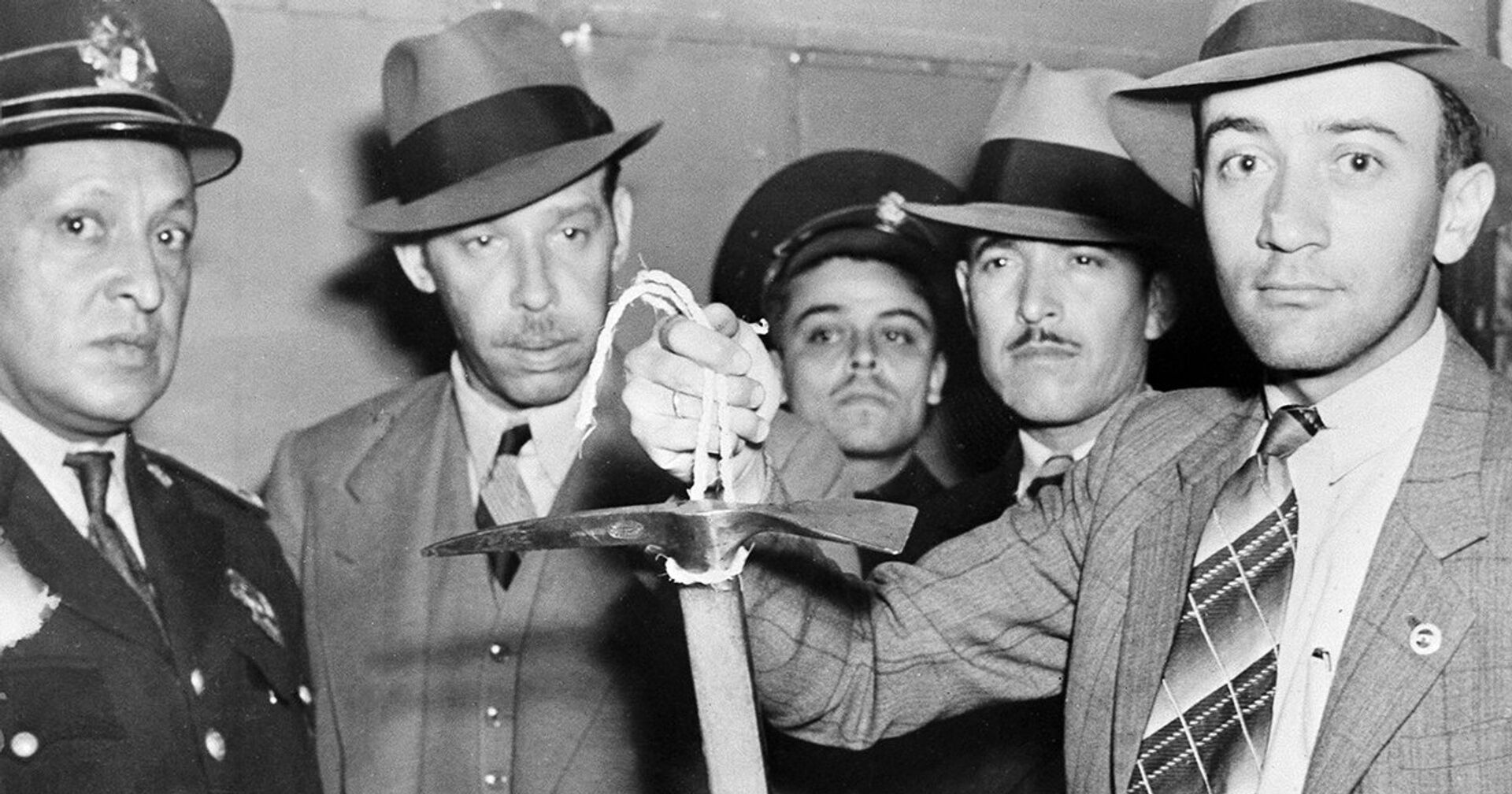 Ледоруб, которым был убит Лев Троцкий в руках полиции в Мехико - ИноСМИ, 1920, 05.10.2021