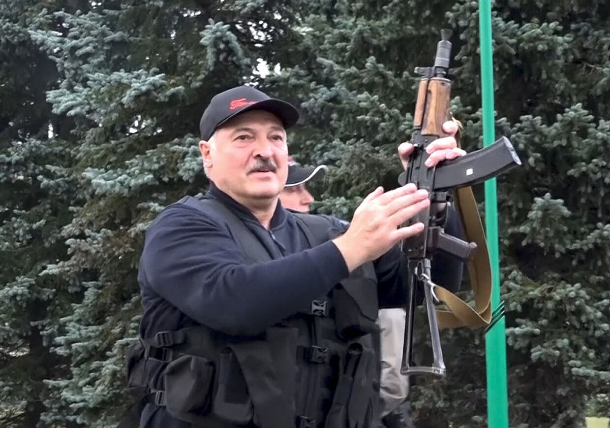 Президент Белоруссии Александр Лукашенко возле Дворца Независимости в Минске