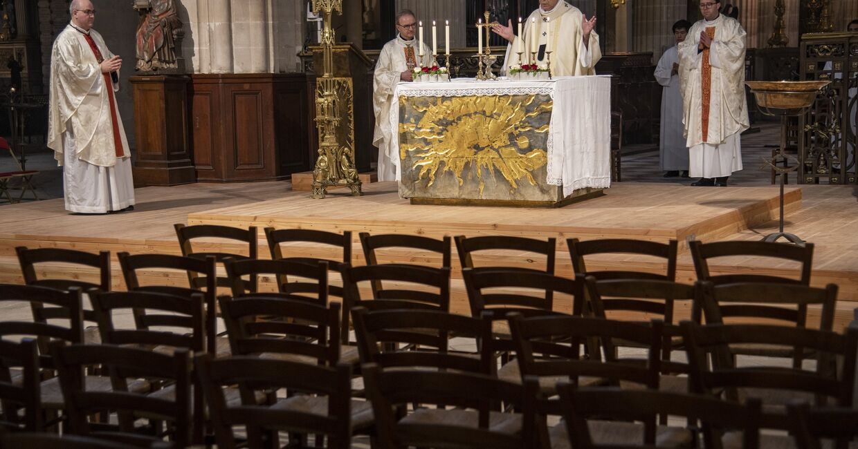 Архиепископ Парижский Мишель Опети (в центре) во время пасхальной службы в церкви Сен-Жермен-л'Оксерруа в Париже