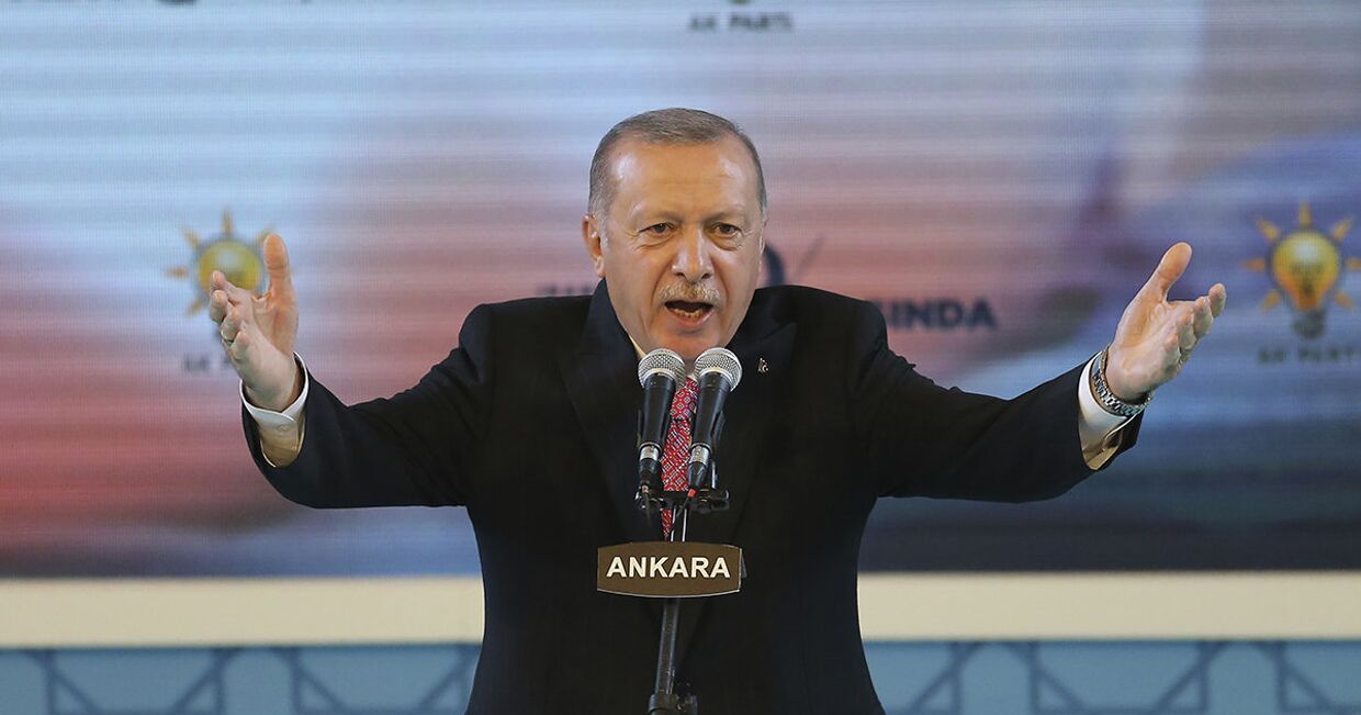 Президент Турции Реджеп Тайип Эрдоган выступает в Анкаре