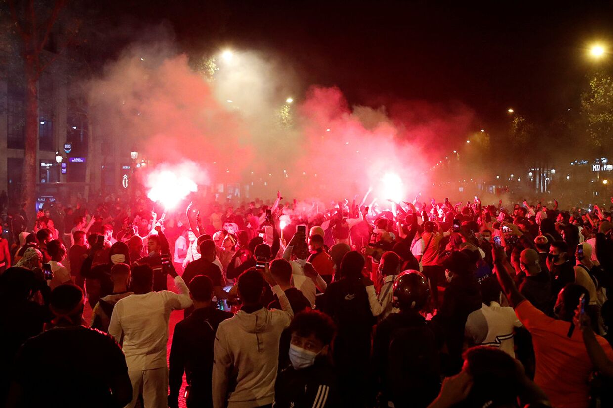 Футбольные фанаты в центре Парижа после матча «Бавария» — «ПСЖ» в финале Лиги чемпионов