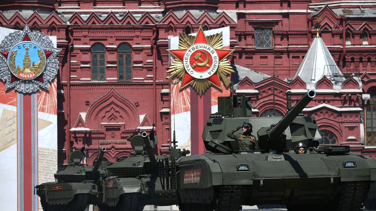 Танк Т-14 Армата (на первом плане) во время парада в ознаменование 75-летия Победы в Великой Отечественной войне