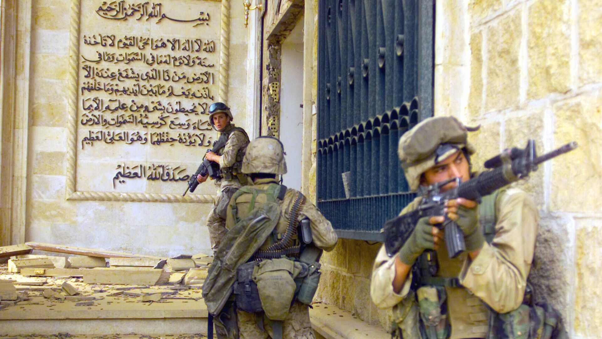 Морские пехотинцы США перед входом в один из дворцов Саддама Хусейна в Багдаде - ИноСМИ, 1920, 17.03.2023