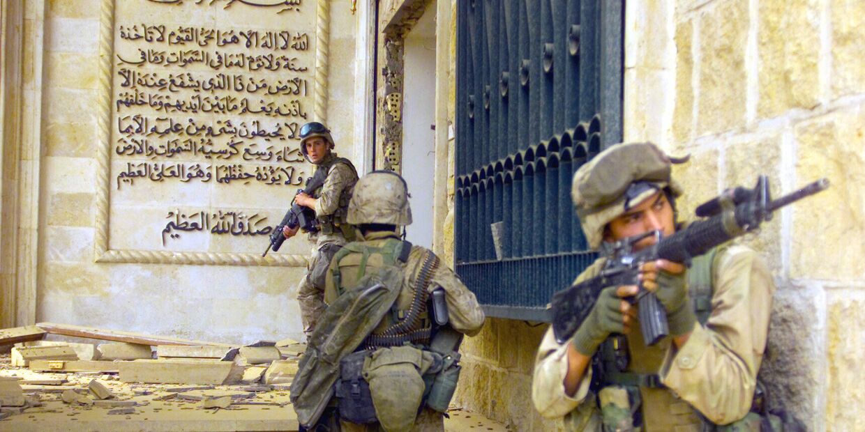 Морские пехотинцы США перед входом в один из дворцов Саддама Хусейна в Багдаде