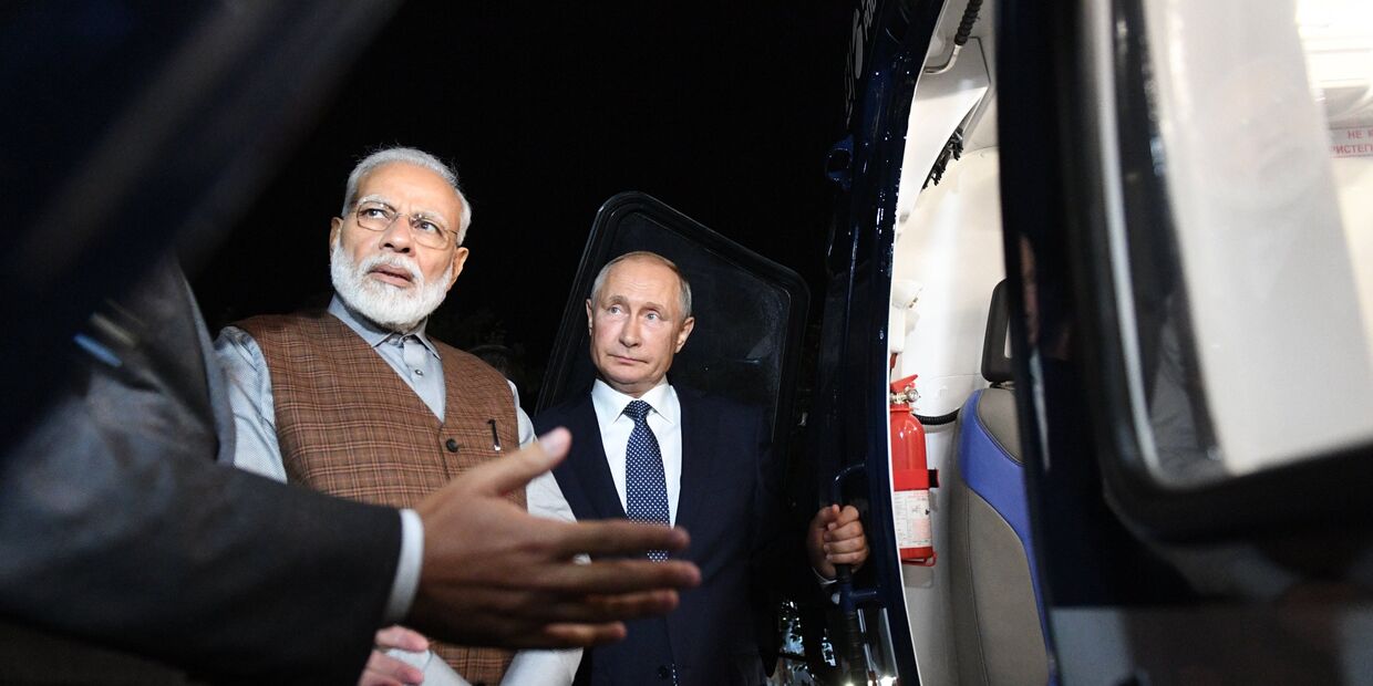 Президент РФ Владимир Путин и премьер-министр Индии Нарендра Моди осматривают вертолет Ка-226Т