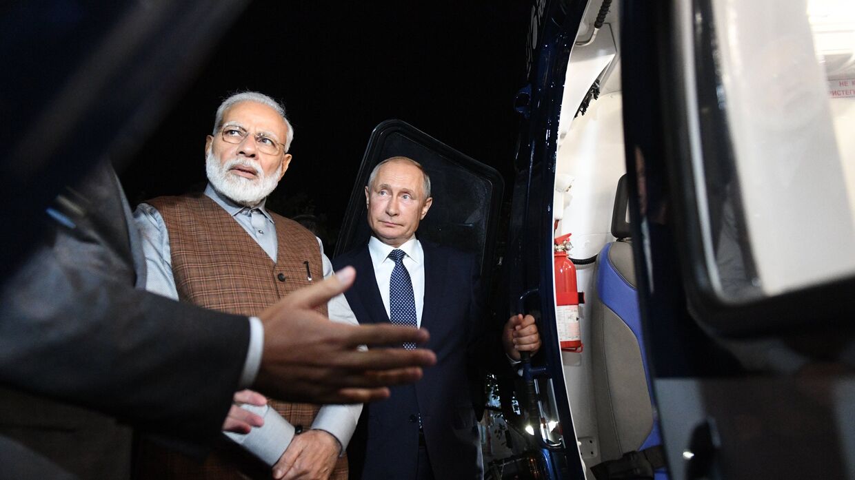 Президент РФ Владимир Путин и премьер-министр Индии Нарендра Моди осматривают вертолет Ка-226Т