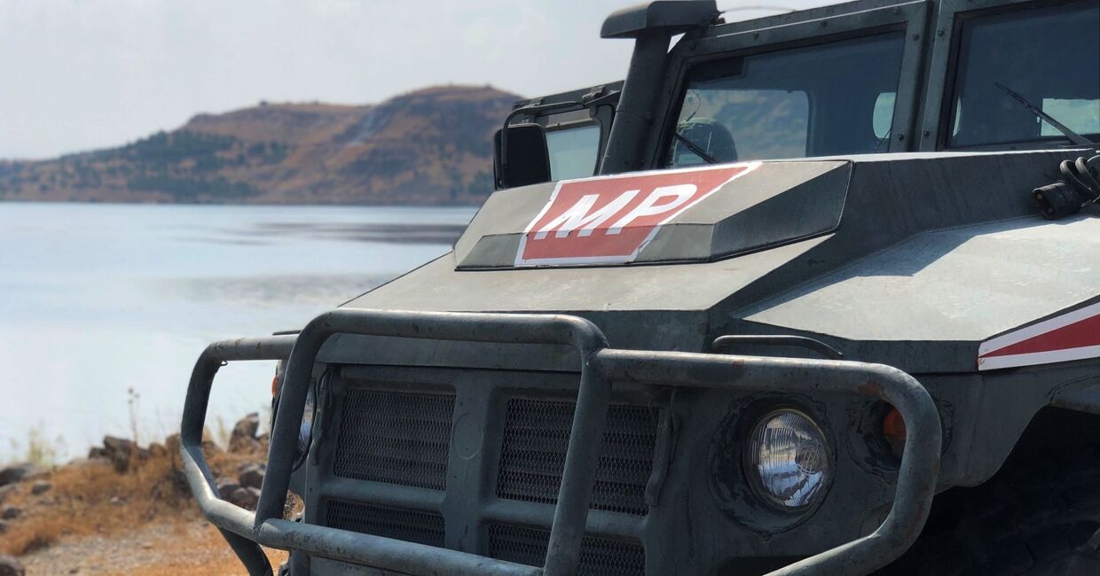 Бронеавтомобиль патрульной службы военной полиции РФ на берегу реки Евфрат