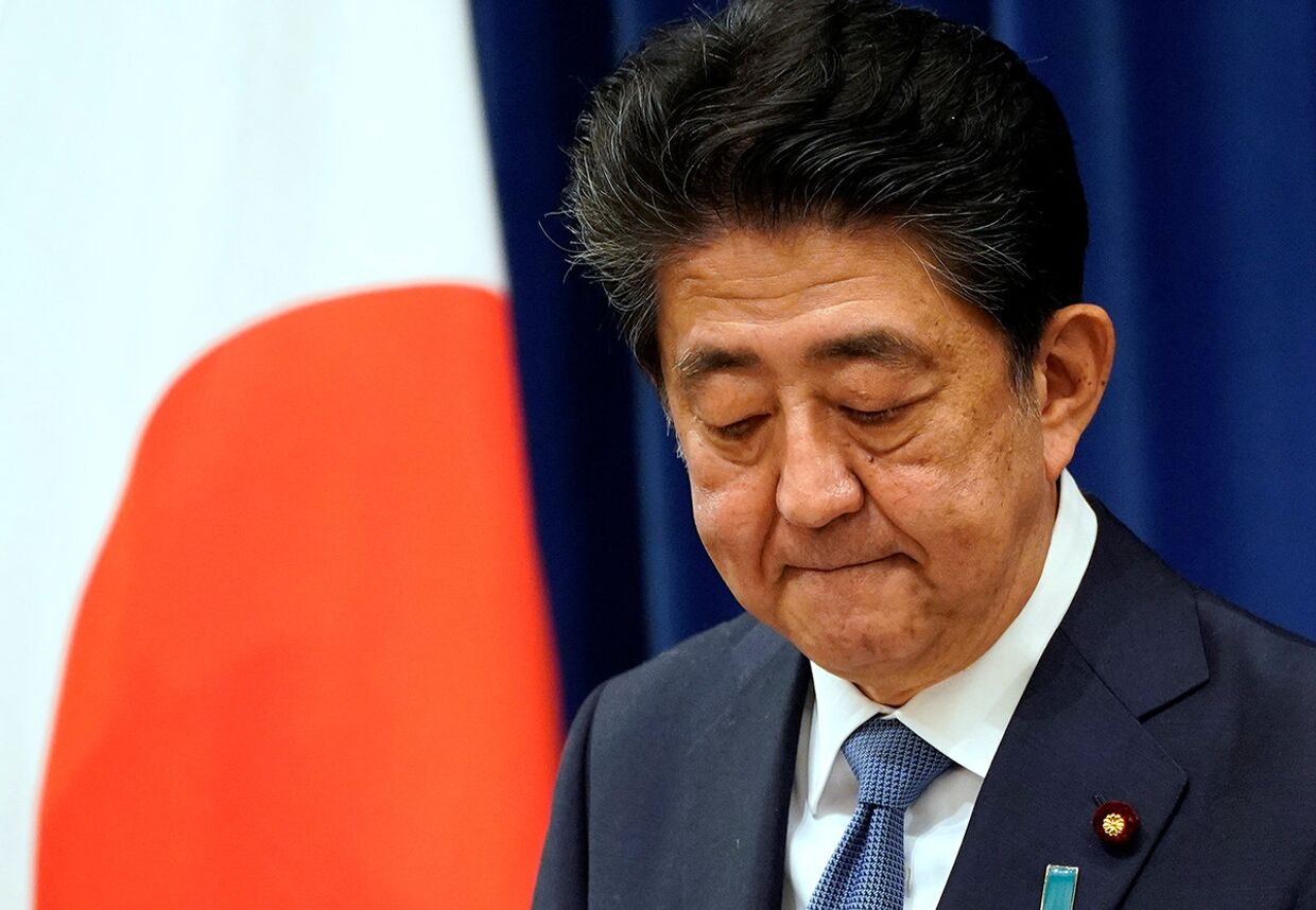Премьер-министр Японии Синдзо Абэ во время пресс-конференции в Токио