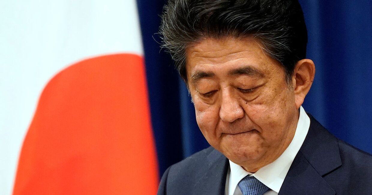 Премьер-министр Японии Синдзо Абэ во время пресс-конференции в Токио