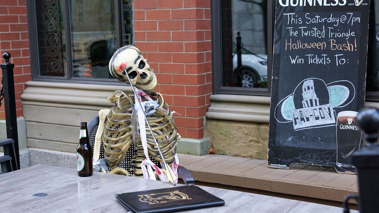 Скелет в баре