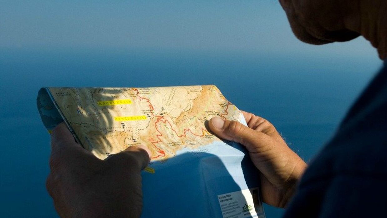 Турист с картой греческого острова Икария