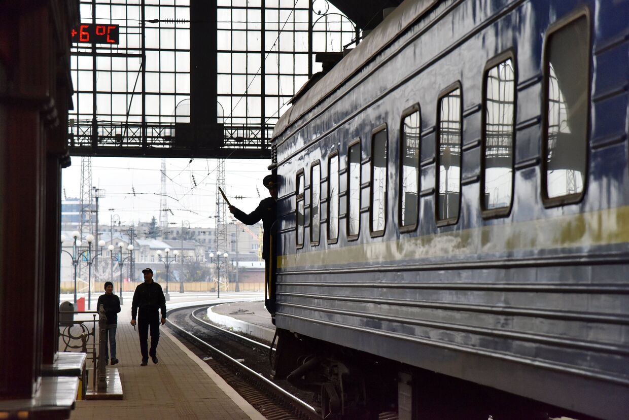 Поезд «Львов — Москва» на железнодорожном вокзале во Львове