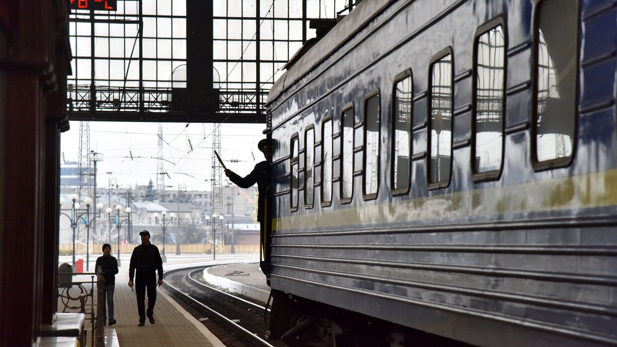 Поезд «Львов — Москва» на железнодорожном вокзале во Львове