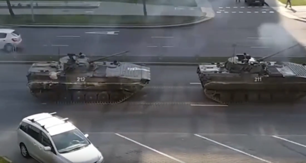 Путин передает Лукашенко «теплые пожелания», а на улицах Минска появляются танки