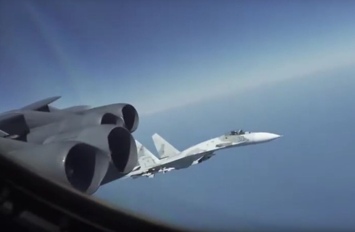Су-27 совершили опасный перехват B-52 над Черным морем