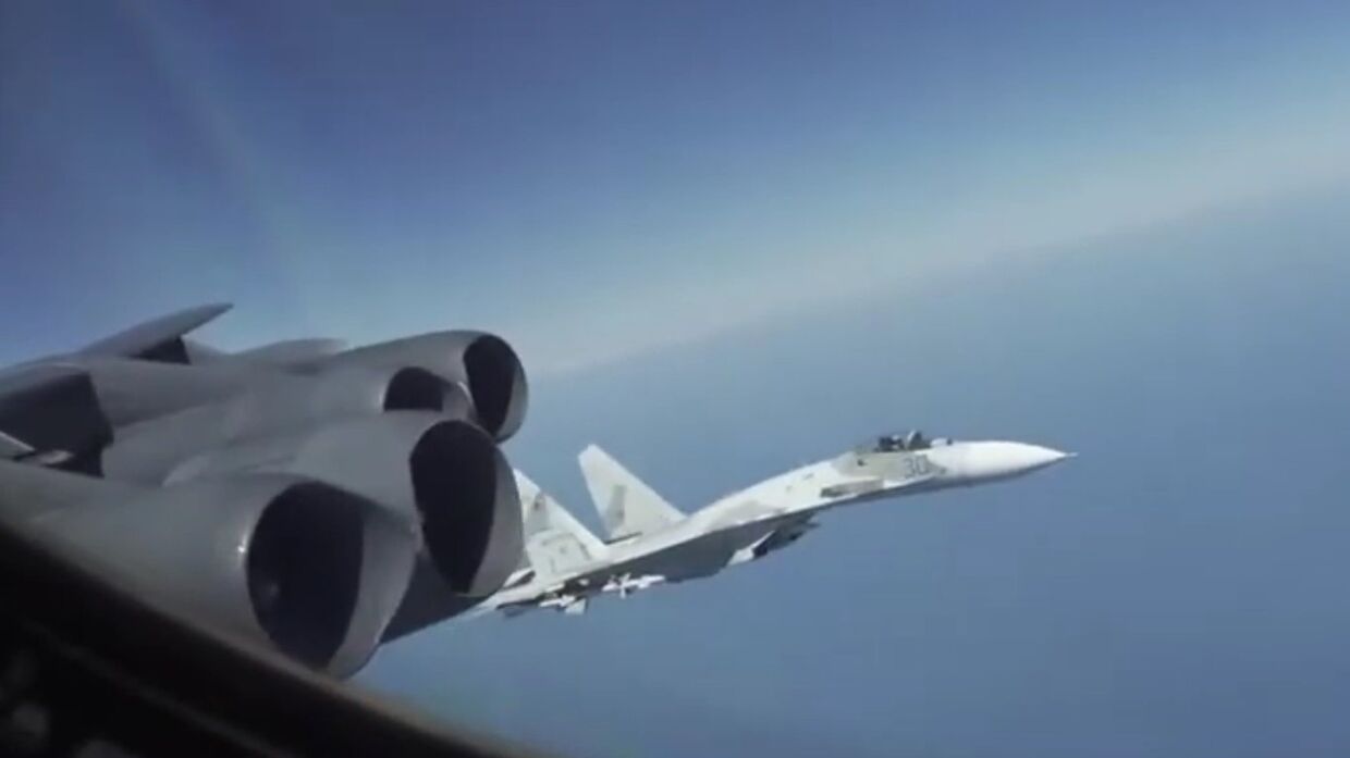 Су-27 совершили опасный перехват B-52 над Черным морем