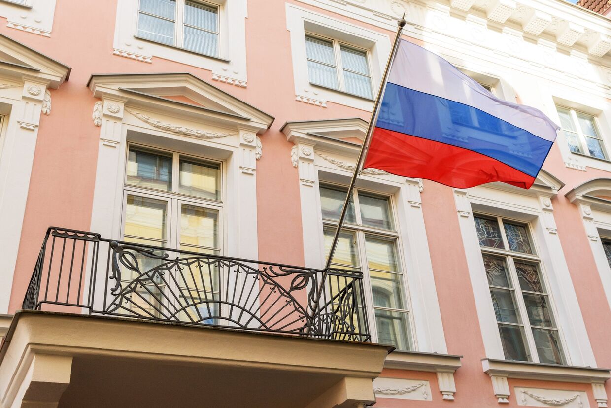 Флаг РФ на здании посольства России в Таллине