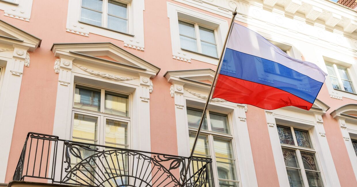 Флаг РФ на здании посольства России в Таллине
