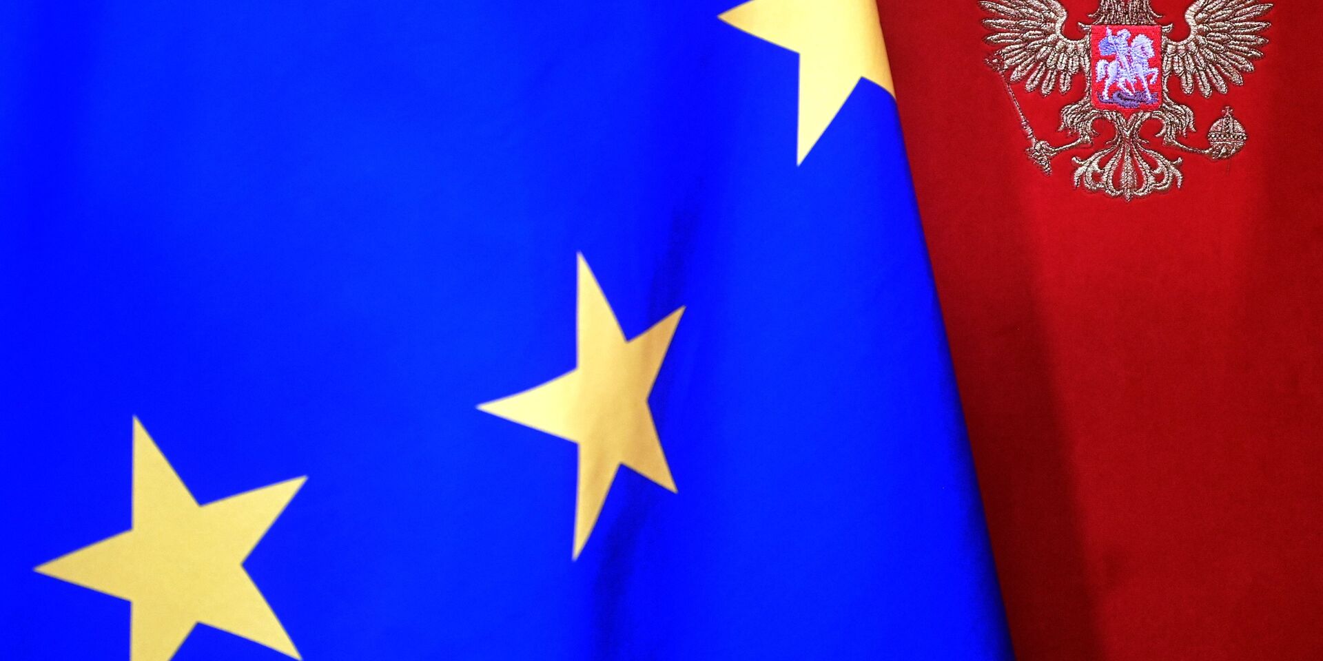 Флаг Евросоюза на фоне стены с гербом РФ - ИноСМИ, 1920, 24.11.2020