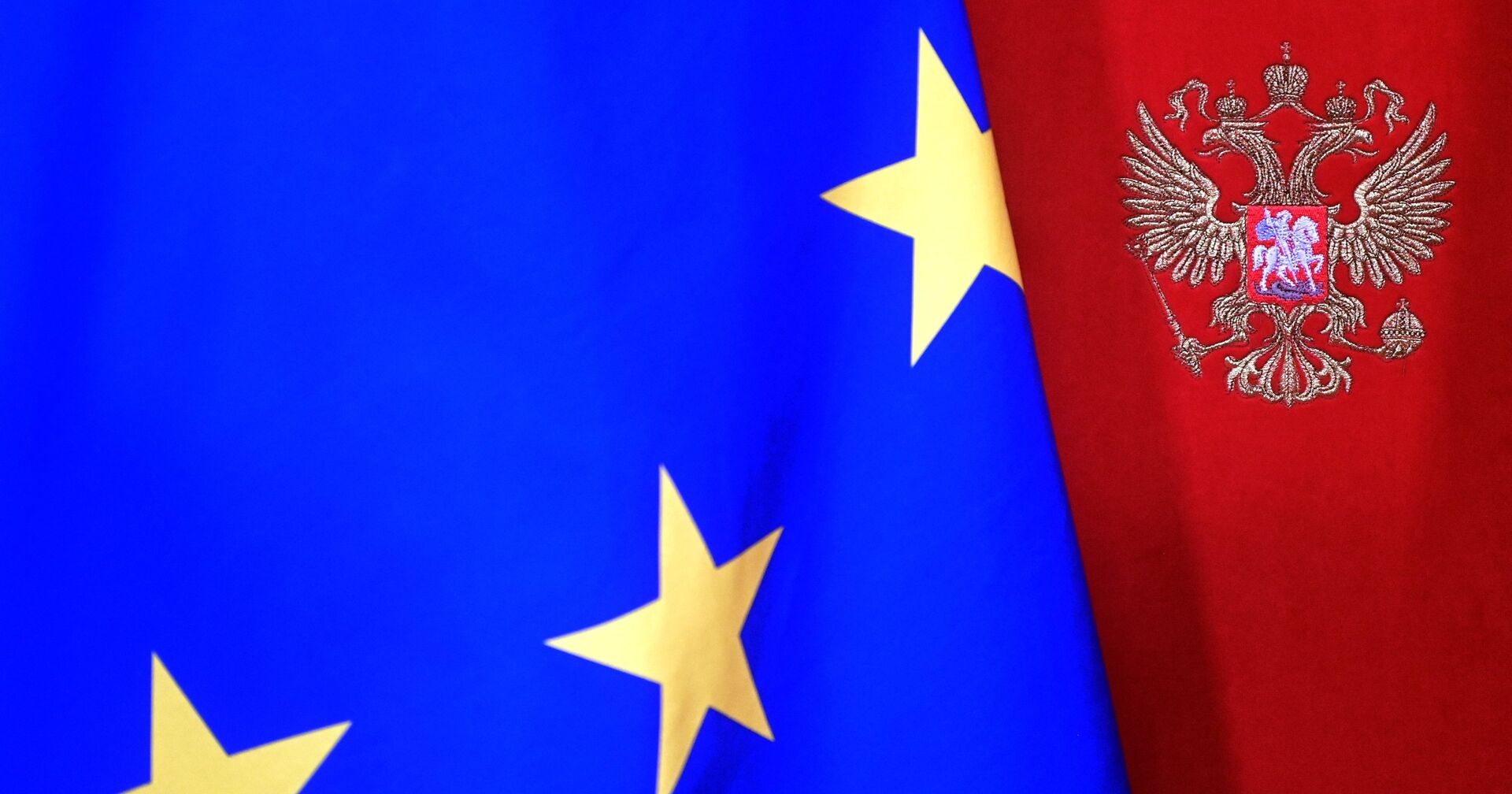 Флаг Евросоюза на фоне стены с гербом РФ - ИноСМИ, 1920, 22.01.2021