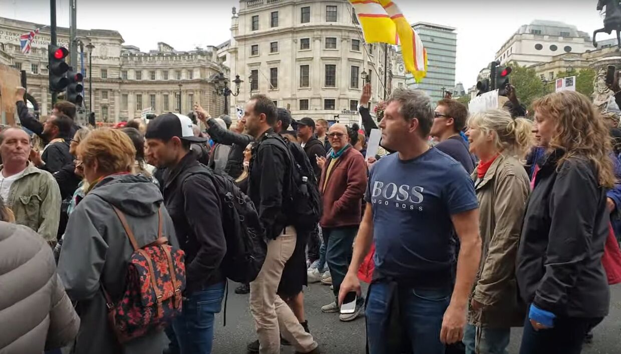 В Лондоне антимасочники оскорбляют сторонников мер безопасности