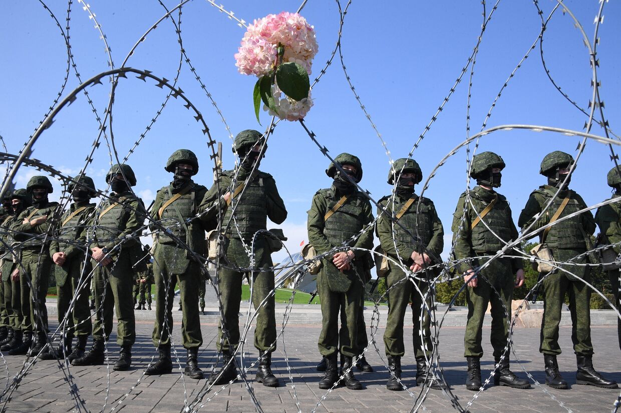 Сотрудники правоохранительных органов во время акции протеста оппозиции в Минске