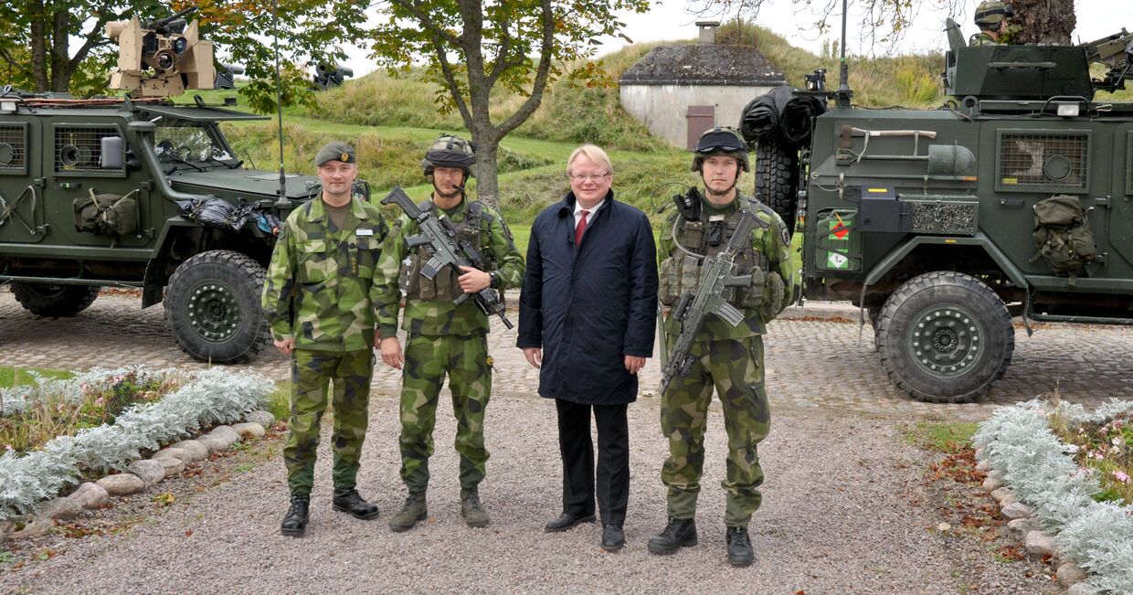 Министр обороны Швеции Петер Хультквист во время визита в воинскую часть в Карлсборге, Швеция