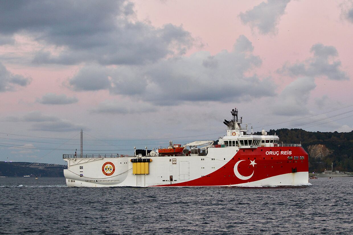 Турецкое геологоразведочное судно Oruç Reis в проливе Босфор