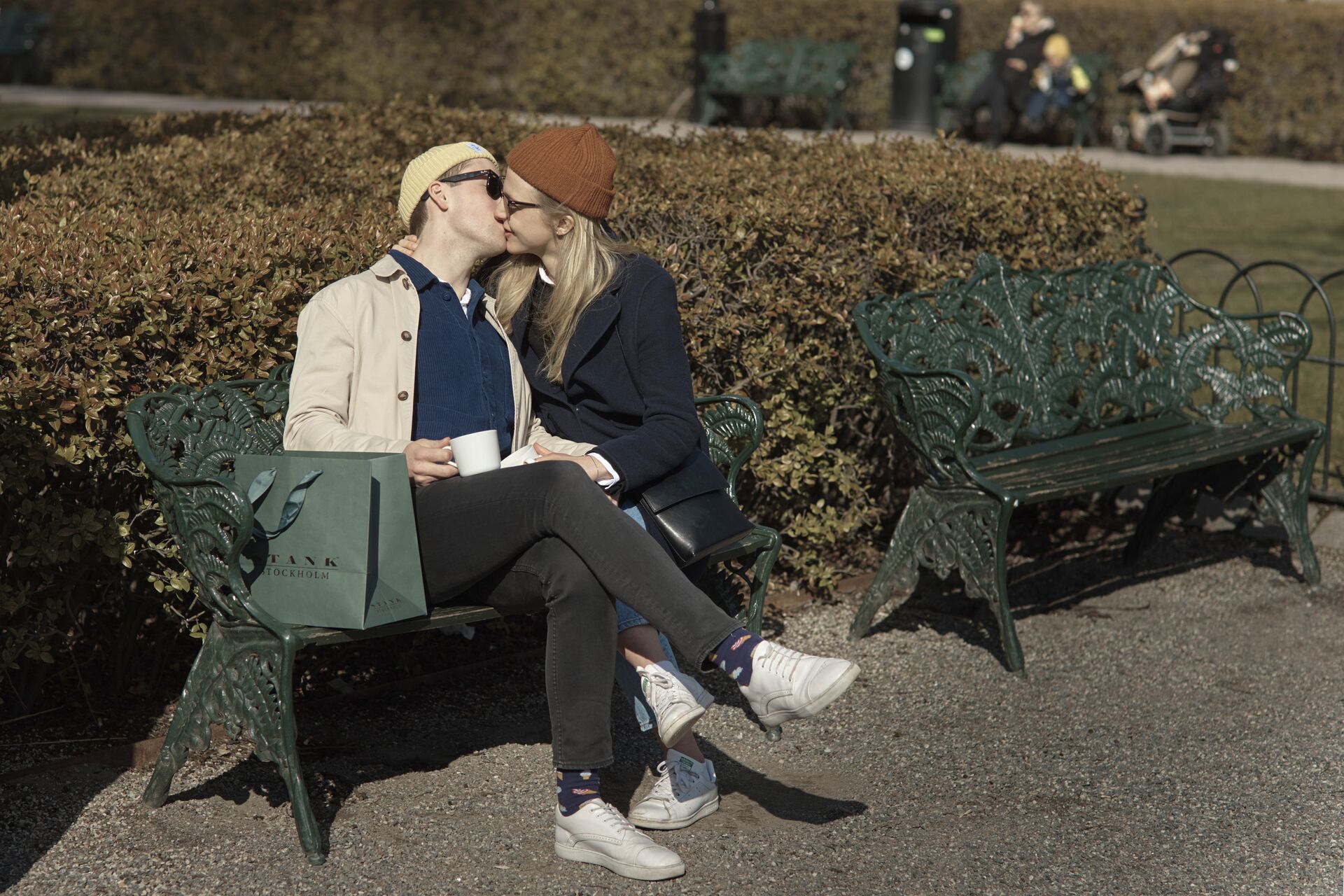 Парочка целуется в парке во время пандемии коронавируса, Стокгольм, Швеция - ИноСМИ, 1920, 01.09.2020