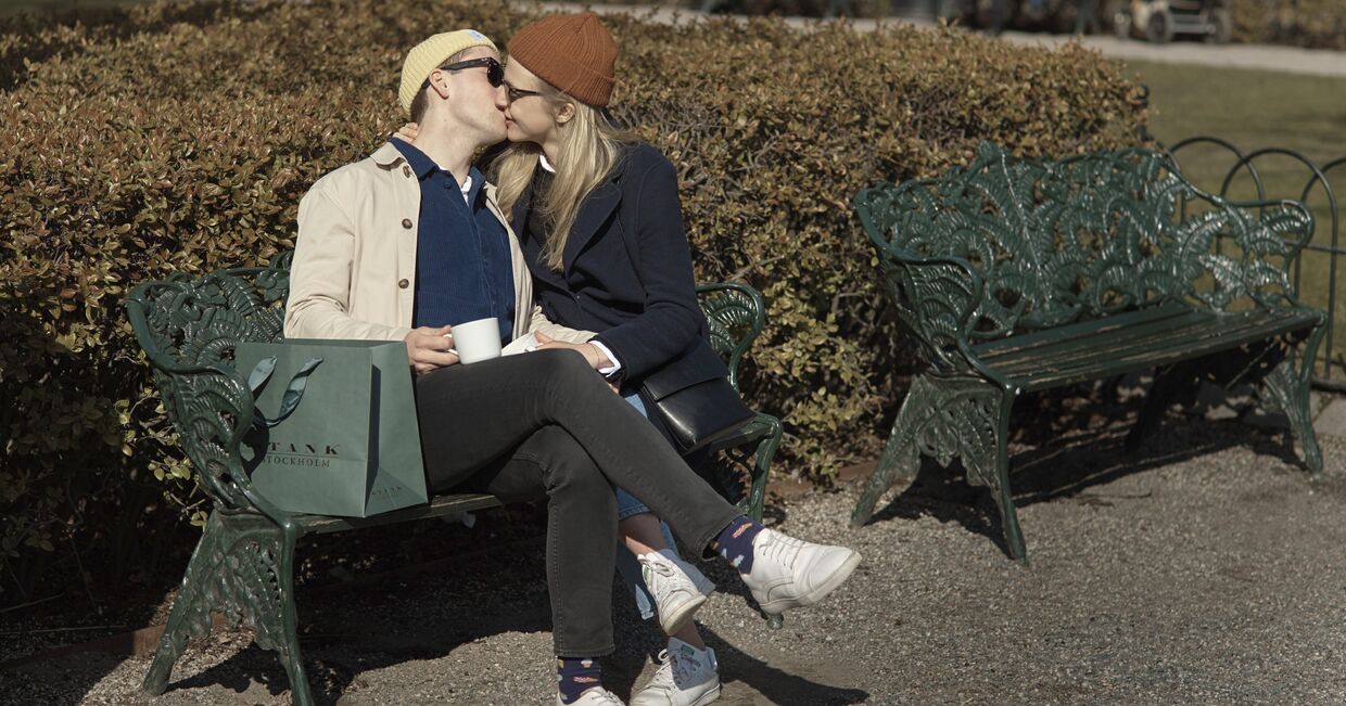 Парочка целуется в парке во время пандемии коронавируса, Стокгольм, Швеция