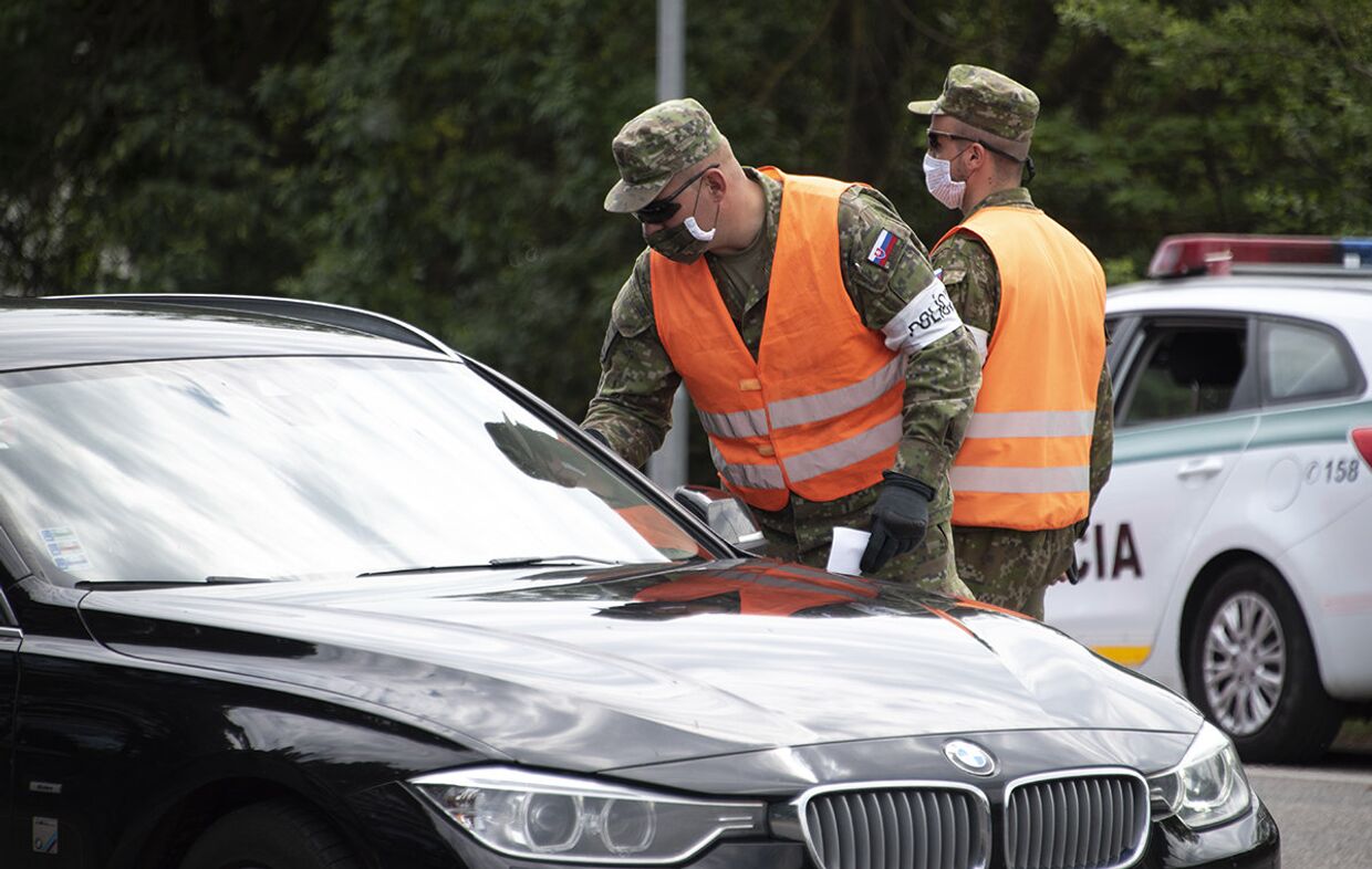 Словакская полиция проверяет автомобили на границе