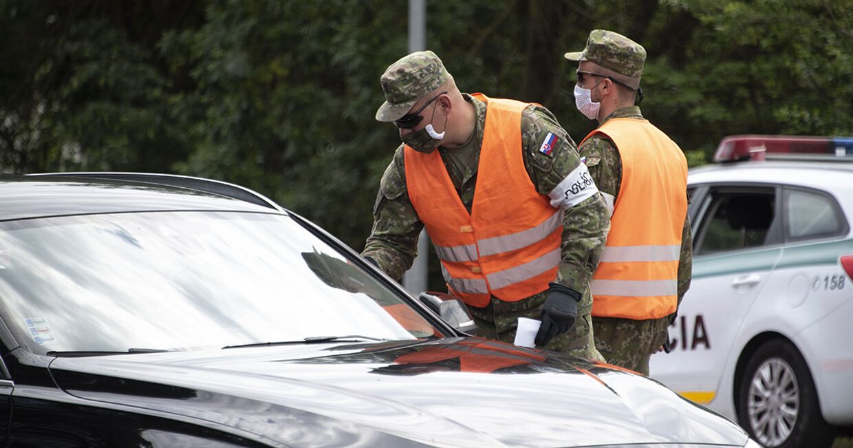 Словакская полиция проверяет автомобили на границе