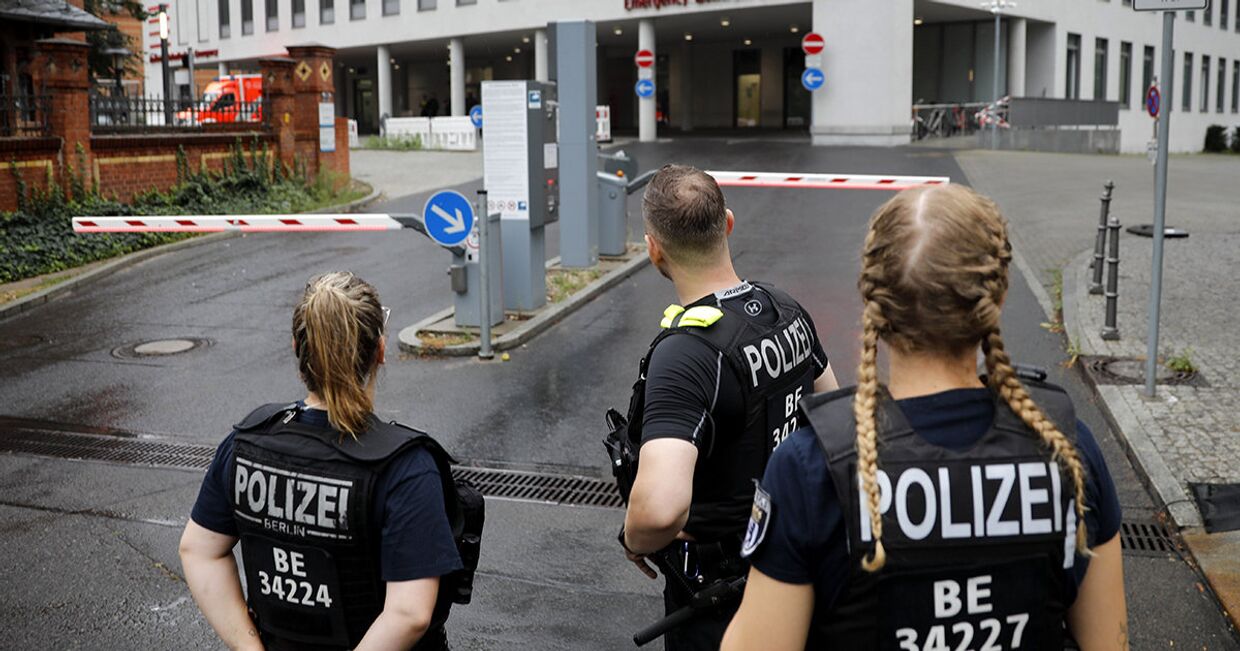 Немецкие полицейские перед входом в берлинскую больницу Charite