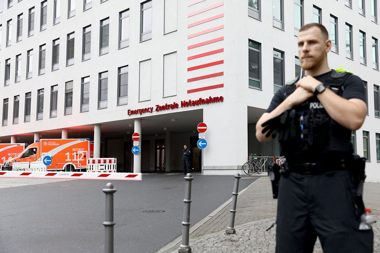 Полицейский у больничного комплекса Шарите в Берлине, Германия
