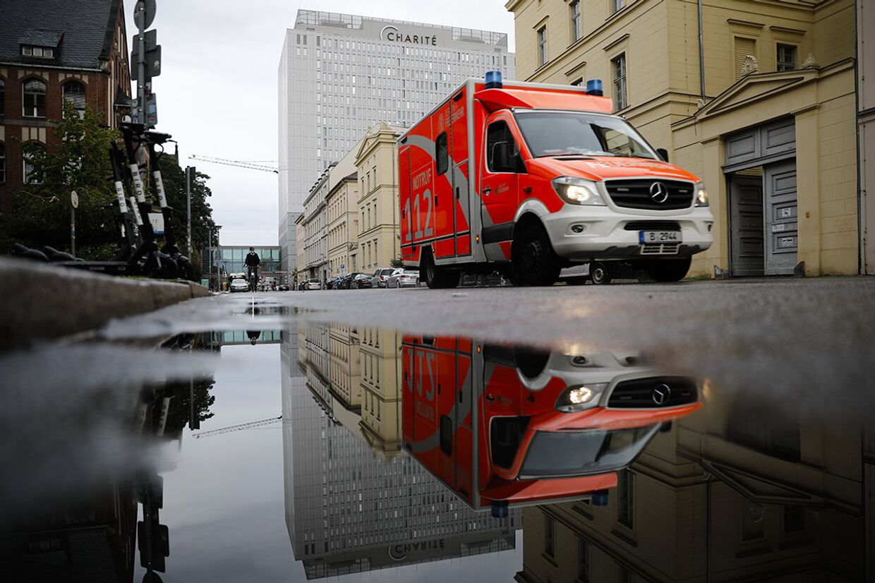 Скорая помощь у больничного комплекса Шарите в Берлине