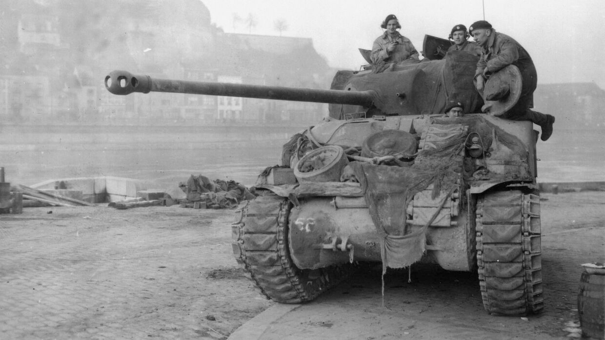 Британский танк Sherman у реки Маас в Намюре в декабре 1944 года