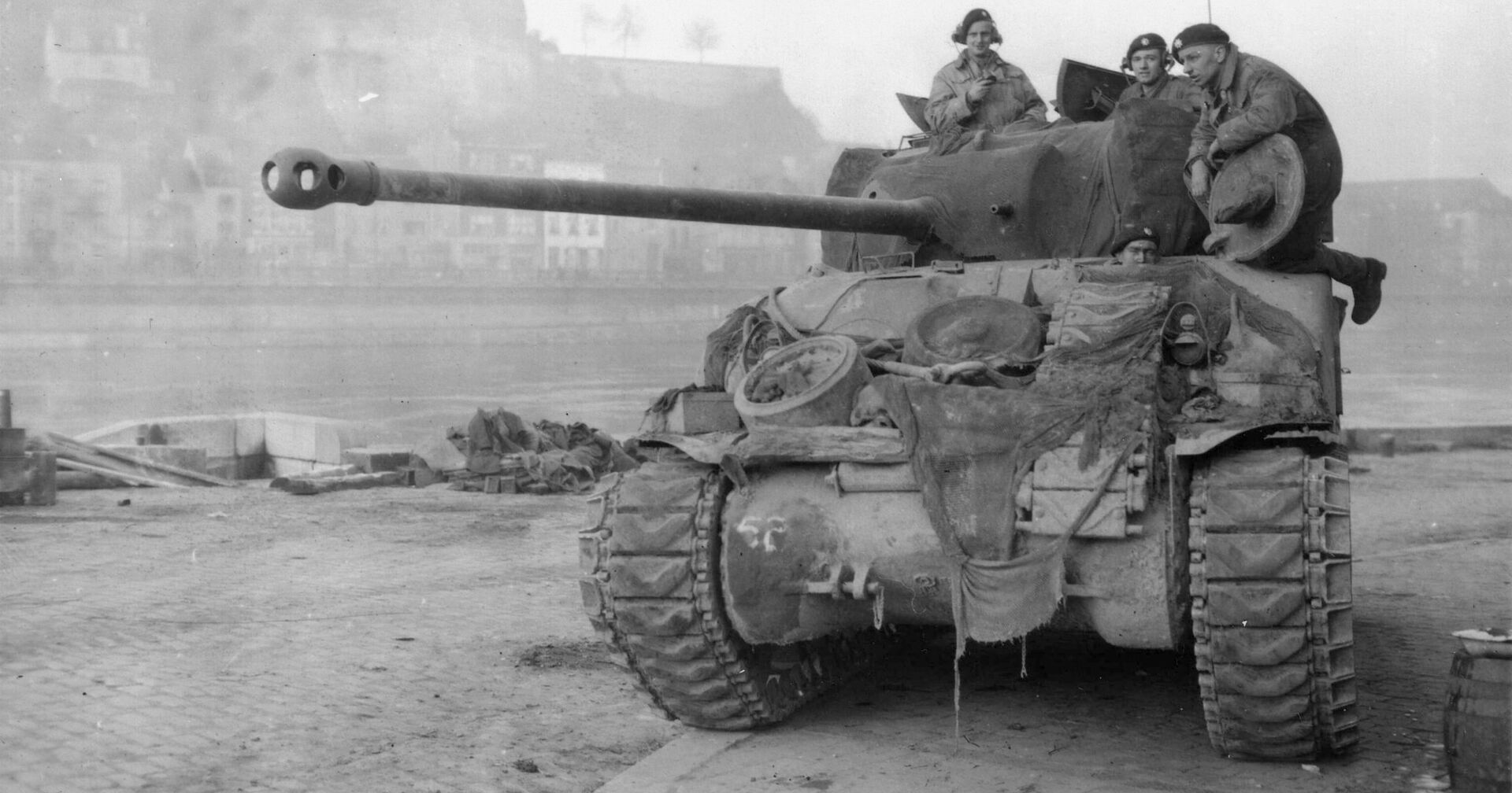 Британский танк Sherman у реки Маас в Намюре в декабре 1944 года - ИноСМИ, 1920, 03.09.2020