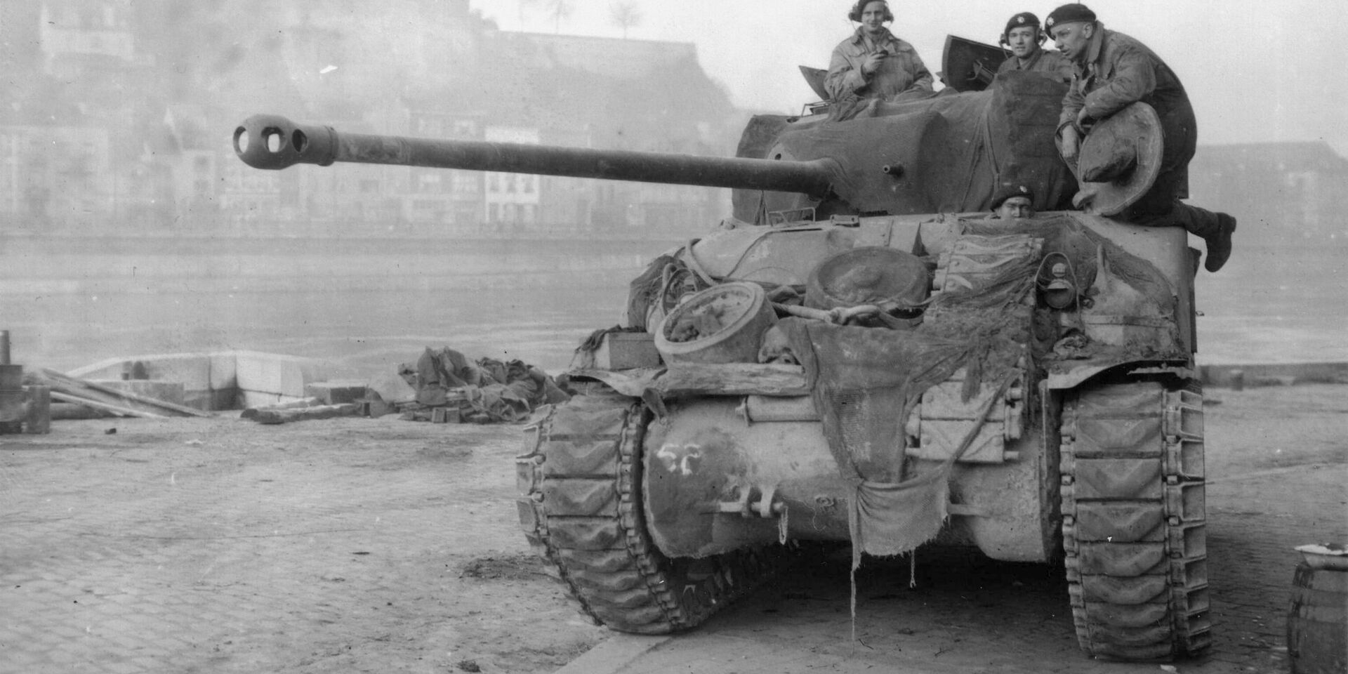 Британский танк Sherman у реки Маас в Намюре в декабре 1944 года - ИноСМИ, 1920, 09.05.2024